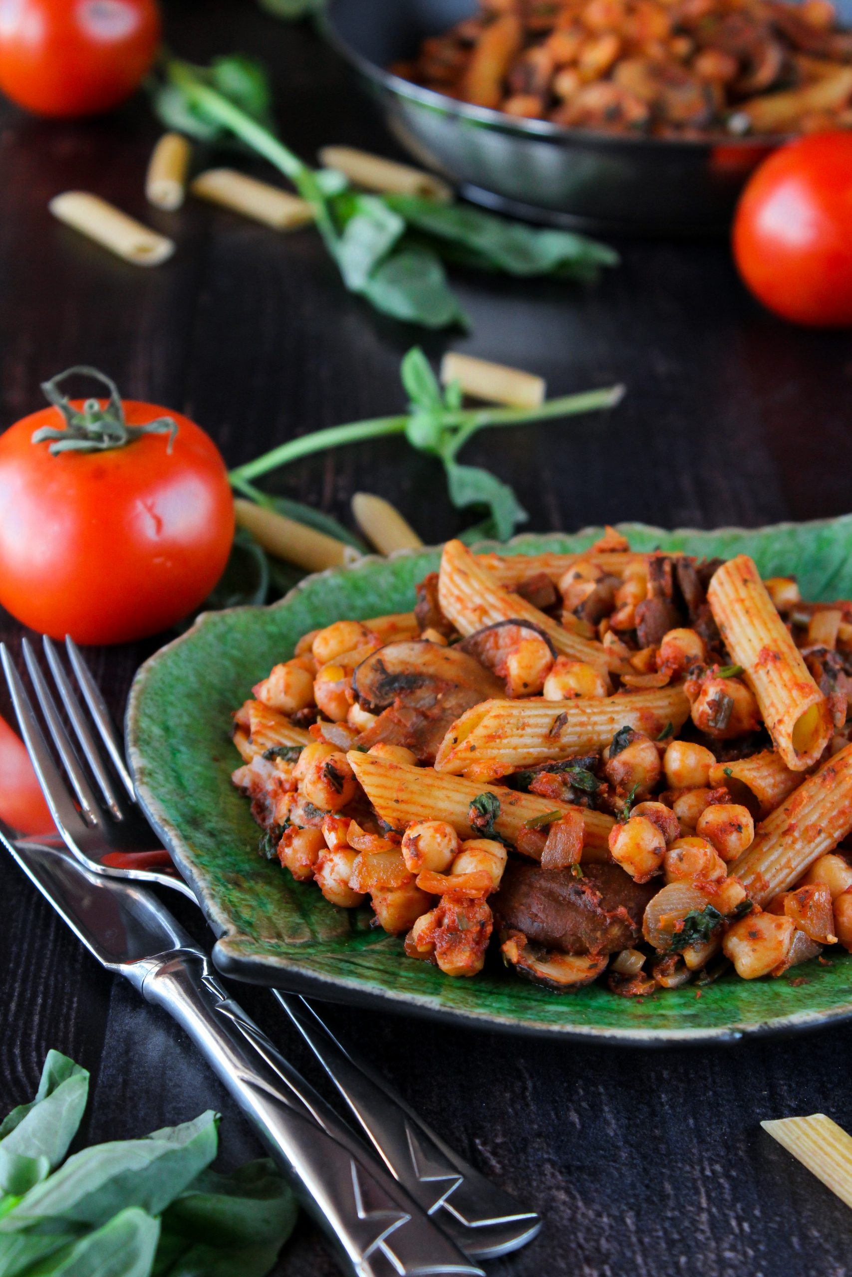 Massinha com grão, cogumelos, manjericão e molho de tomate 3